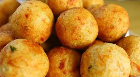 Bolinho de batata com frango muito fácil de fazer e a vontade é não parar de comer 1 bolinho de batata com frango