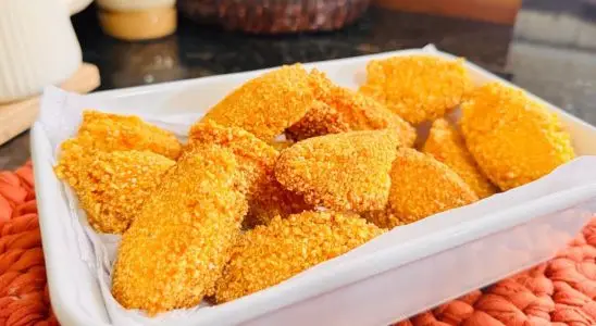 Bolinho de cuscuz para o cafezinho da tarde: delicioso e muito simples de preparar 1 bolinho de cuscuz