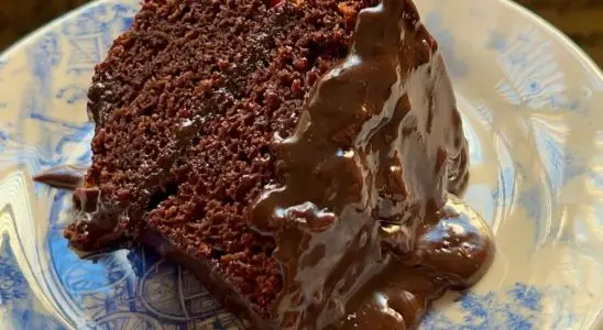 Bolo de chocolate recheado e com cobertura: aquele que acaba rapidinho na hora do lanche 4 bolo de chocolate recheado