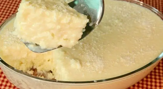 Bolo de tapioca na travessa: tão cremoso e molhadinho que derrete na boca 1 bolo de tapioca na travessa