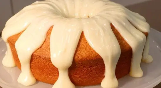 Como fazer bolo simples de iogurte com uma cobertura que tem um sabor surreal 1 bolo simples de iogurte