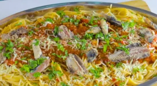 Espaguete de sardinha para o almoço para você começar bem a sua semana 1 espaguete de sardinha