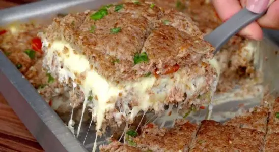 Kibe de forno recheado com bastante queijo que fica molhadinho e muito saboroso 2 kibe de forno recheado