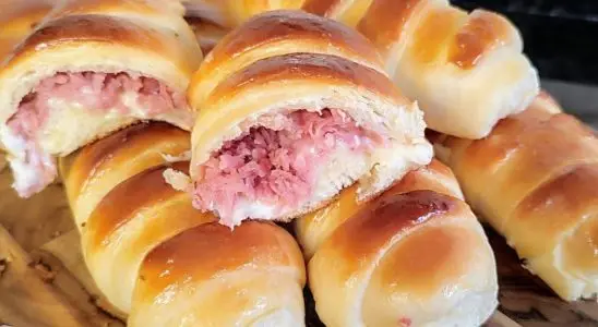 Pão salgado com queijo e calabresa: saboroso no café da manhã ou lanche da tarde 1 pão salgado com queijo e calabresa