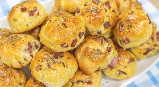 Esse pãozinho de calabresa fica irresistível e é impossível comer um só 1 pãozinho de calabresa