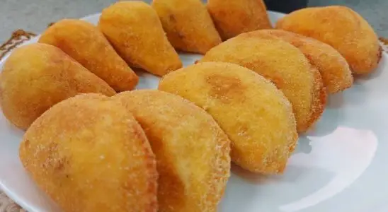 Pastel de angu sequinho por fora e macio por dentro: veja os segredos para acertar nessa massa 2 pastel de angu