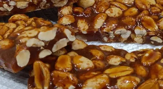 Vai ter festa junina por aí? Então já anota essa receita de pé de moleque crocante 1 pé de moleque