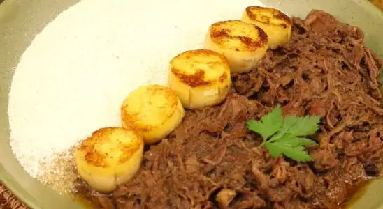 Barreado paranaense tradicional que é cheio de sabor e perfeito para reunir a família 3 barreado paranaense