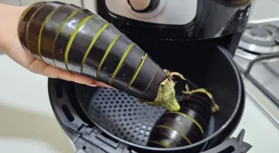 Experimente nesse domingo essa receita de berinjela na air fryer que sua família vai amar 1 berinjela na air fryer