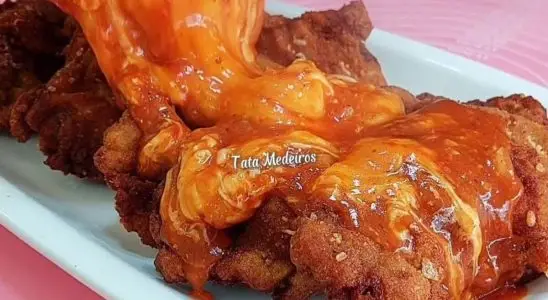 Bife à parmegiana fácil no forno com queijo gratinado e molho caseiro 1 bife à parmegiana fácil