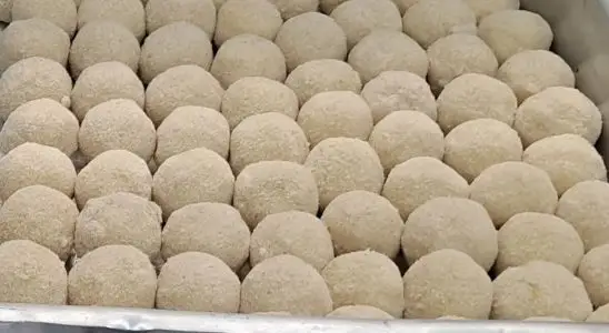 Bolinha de queijo para festas: massa fácil que derrete o queijo por dentro e rende muito 1 bolinha de queijo para festas
