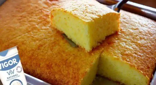 Bolo de iogurte fofinho e saboroso que você prepara em poucos minutos no liquidificador 4 bolo de iogurte