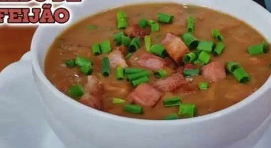 Caldo de feijão bem temperadinho que é pura cremosidade e sustenta como uma refeição completa 1 caldo de feijão