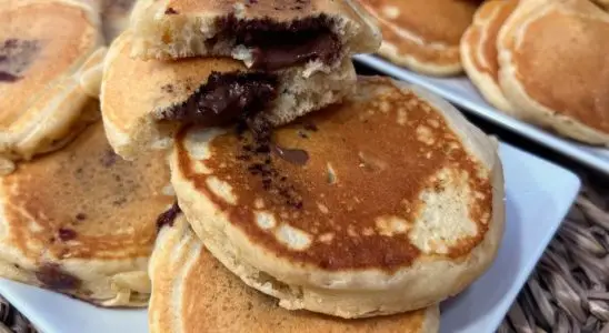 Panqueca recheada com chocolate irresistível e fácil de fazer para o café da manhã 1 panqueca recheada com chocolate