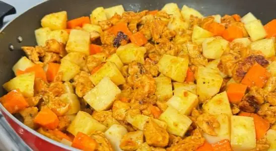 Picadinho de frango com legumes fácil de fazer e cheio de sabor para o seu almoço 1 picadinho de frango com legumes