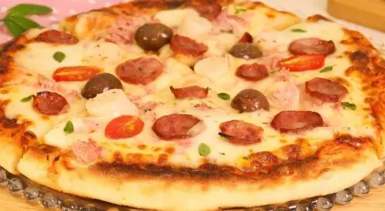 Pizza caseira com massa macia e cobertura caprichada feita no forno de casa 4 pizza caseira