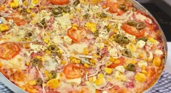 Pizza de massa mole: assa rápido e fica com borda crocante e recheio caprichado 2 pizza de massa mole