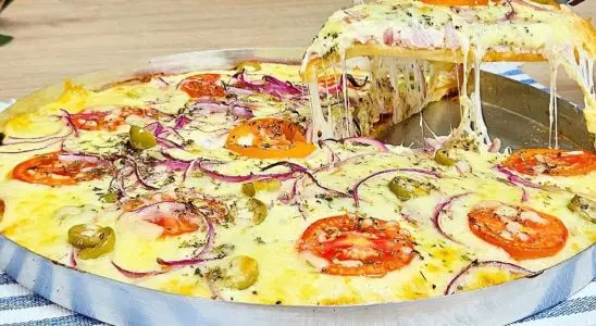 Pizza de massa mole prática e saborosa que fica pronta rapidinho e rende bastante 1 pizza de massa mole