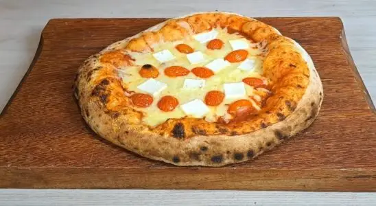 Pizza napolitana caseira com massa leve e borda crocante, direto do forno pra sua mesa 3 pizza napolitana caseira