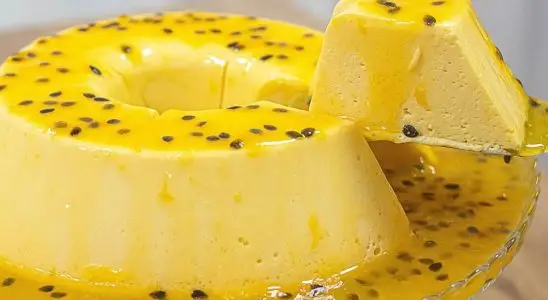 Pudim de maracujá com calda e só vai ingredientes baratos 1 pudim de maracujá