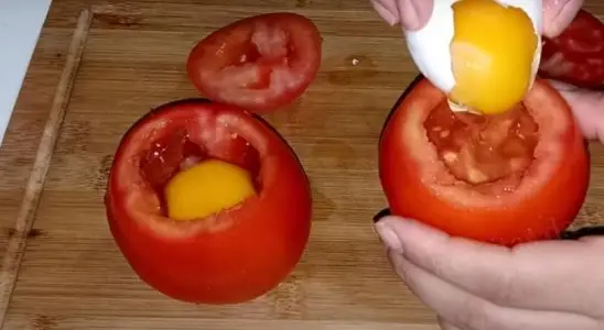 Receita de tomate recheado: nem precisa de carne no jantar 1 tomate recheado