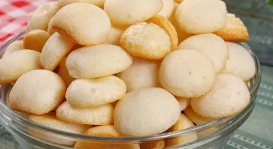 Biscoitinho de polvilho crocante e sequinho que você não vai querer parar de comer 1 BISCOITINHO DE POLVILHO