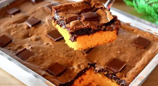 Bolo fofinho de cenoura com cobertura de brownie que surpreende no sabor e maciez 1 BOLO FOFINHO DE CENOURA