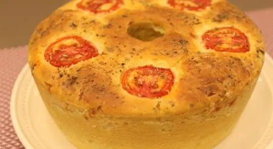 Bolo salgado de frango muito fofinho e delicioso: você vai querer fazer toda semana 2 BOLO SALGADO DE FRANGO