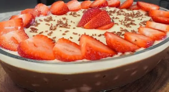 Bombom de morango na travessa fácil: sobremesa que rende bastante e impressiona todo mundo 2 BOMBOM DE MORANGO NA TRAVESSA