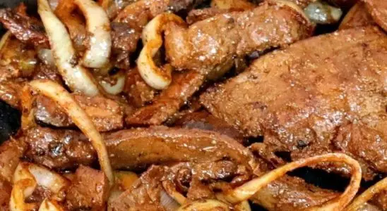 Bife de fígado acebolado macio e temperado do jeito certo e que fica uma delícia 3 bife de fígado acebolado
