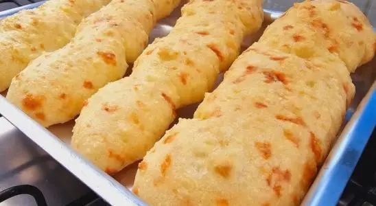 Biscoito de polvilho assado rápido, fácil e crocante por fora e macio por dentro 1 biscoito de polvilho assado