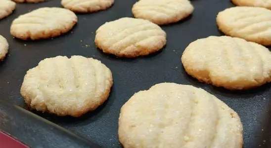 Bolachinha de coco macia que derrete na boca e tem um preparo muito prático 2 bolachinha de coco