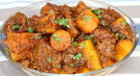 Carne de panela suculenta com aipim perfeita para seu almoço de domingo 1 carne de panela suculenta