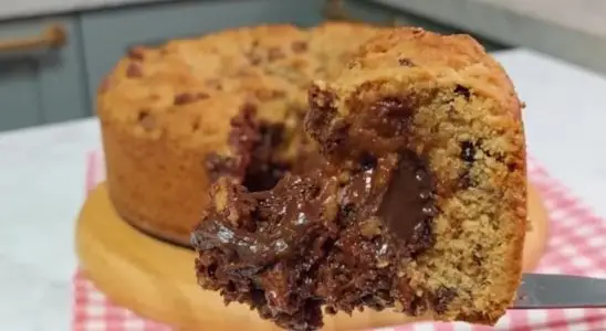 Cookie gigante com recheio cremoso feito em casa de um jeito fácil e delicioso 4 cookie gigante