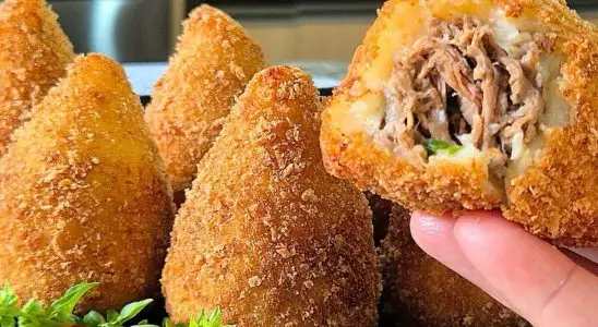 Coxinha de costela cremosa e crocante: massa perfeitinha e recheio que derrete na boca 1 coxinha de costela