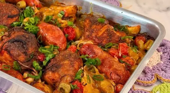 Frango assado suculento igual de restaurante que ainda é fácil com essa receita infalível 1 frango assado suculento