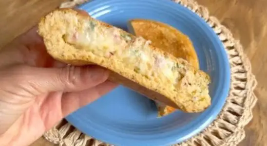 Lanche low carb de frigideira pronto em 5 minutos para substituir o pão francês no café 3 lanche low carb de frigideira