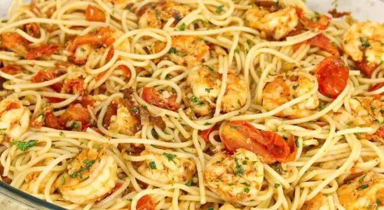 Macarronada de camarão especial e suculenta: prato principal que parece comida de restaurante chique 1 macarronada de camarão