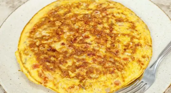 Omelete simples bem temperado e pronto em minutos para o lanche ou jantar 1 omelete simples