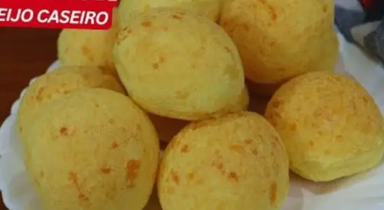 Pão de queijo crocante por fora, macio por dentro e que pode ser congelado 4 pão de queijo