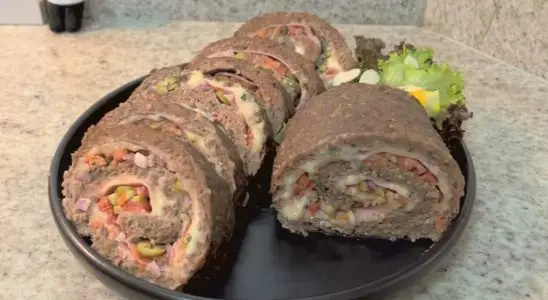 Rocambole de carne moída recheado e suculento para o almoço ou jantar 4 rocambole de carne moída
