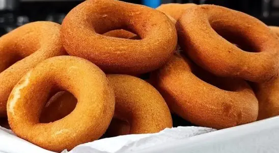 Rosquinha doce de polvilho frita e sequinha com apenas 3 ingredientes 1 rosquinha doce de polvilho