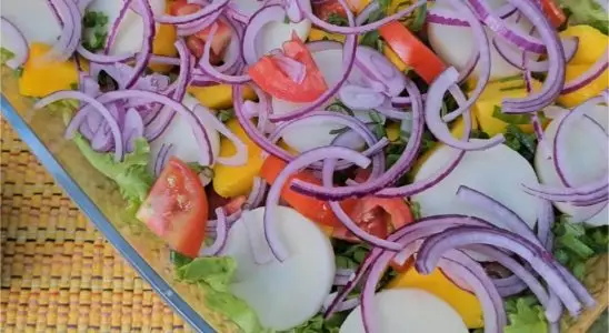 Salada tropical diferente com molho especial super completa e você fazer a semana toda 1 salada tropical diferente