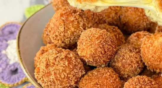 Bolinha de queijo sequinha com massa sovada e fofinha, perfeita para o lanche com amigos 1 BOLINHA de QUEIJO
