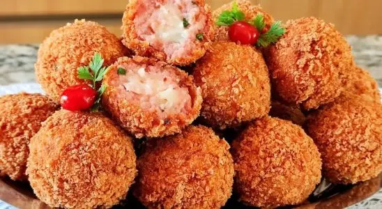 Bolinho de calabresa frito crocante por fora, macio por dentro e ótimo para petiscar 4 BOLINHO DE CALABRESA