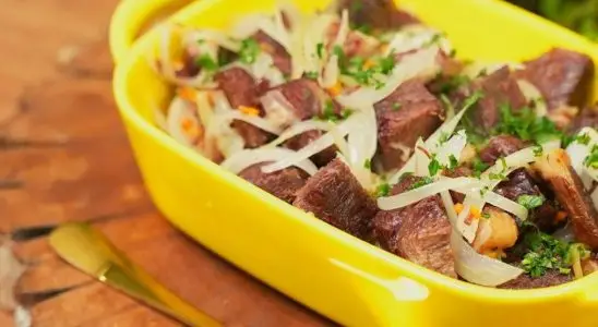 Charque acebolado rústico e cheio de sabor, receita com cara de comida feita com carinho 4 CHARQUE ACEBOLADO