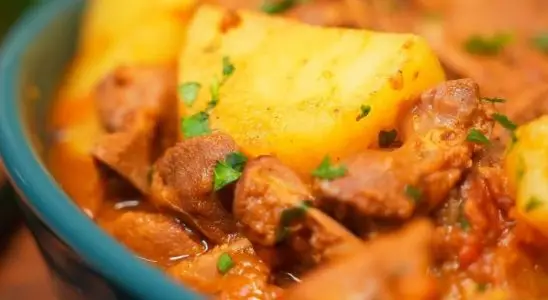 Moela com batata na panela bem temperada, receita com sabor caseiro que não dá pra resistir 4 MOELA COM BATATA