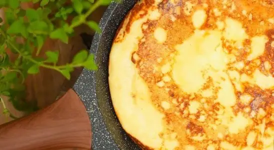 Pão de queijo de frigideira rápido e gostoso, ótimo para o café da manhã ou lanche 2 PÃO DE QUEIJO DE FRIGIDEIRA