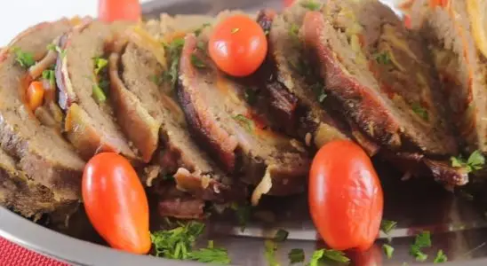 Rocambole de carne moída recheado e suculento, fácil de fazer para seu jantar 1 rocambole de carne moída
