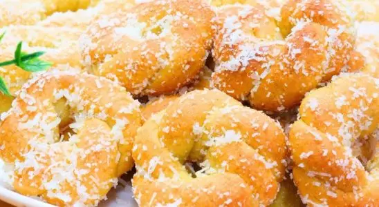 Rosquinha de coco assada que desmancha na boca, perfeita para o café da manhã ou da tarde 1 ROSQUINHA DE COCO